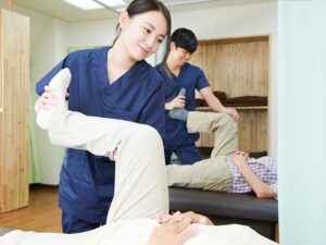 スタッフが入居者に機能訓練・リハビリテーションを実施している様子