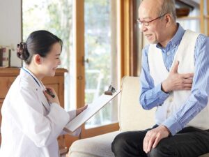介護職員が入居者と面談・相談する様子